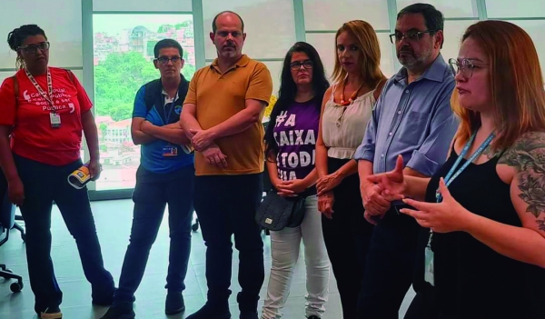 Fabiana Uehara (D) em visita as empregadas e empregados  da Caixa, no Rio: apoio de dirigentes sindicais 
