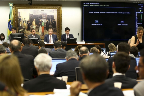 A Comissão Especial da Câmara dos Deputados aprova o projeto da reforma da Previdência do governo Bolsonaro. Rodrigo Maia (DEM) quer aprovar proposta, em plenário, antes do recesso parlamentar, no dia 18 de julho
