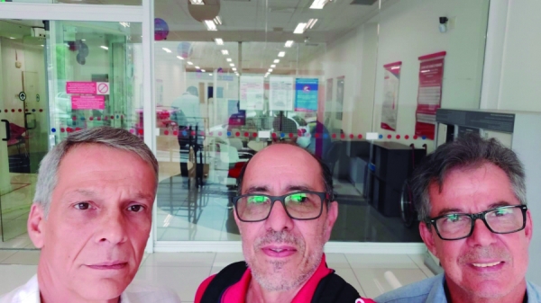 Leuver, Wanderlei Souza e Geraldo Ferraz foram à agência Frei Caneca para conferir o problema de refrigeração