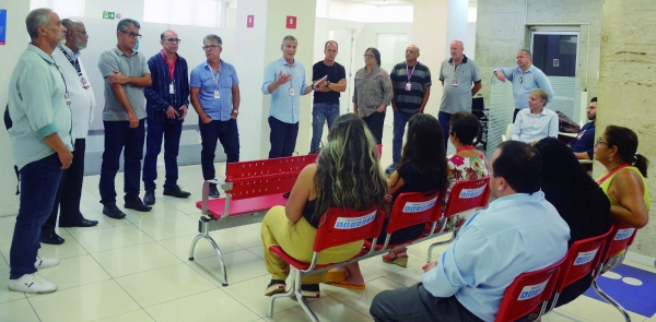 Diretores do Sindicato dialogaram com clientes e funcionários sobre os problemas na unidade da Pio X, no Centro