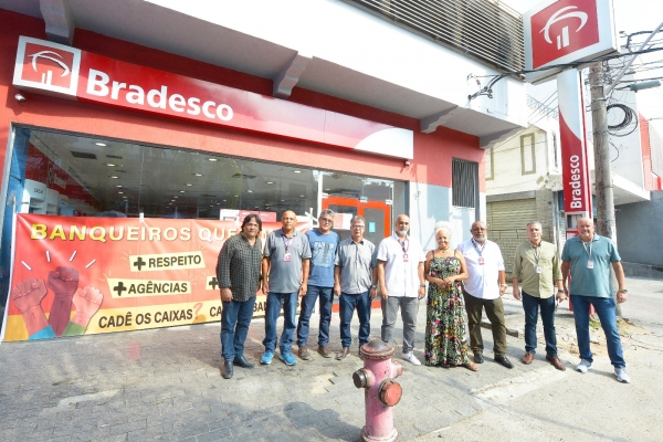 Dirigentes sindicais foram ao bairro de Campo Grande, na Zona Oeste, protestar contra o fechamento de mais uma agência do Bradesco