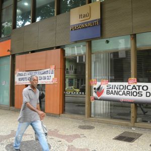 Bancários e outras categorias param contra as reformas