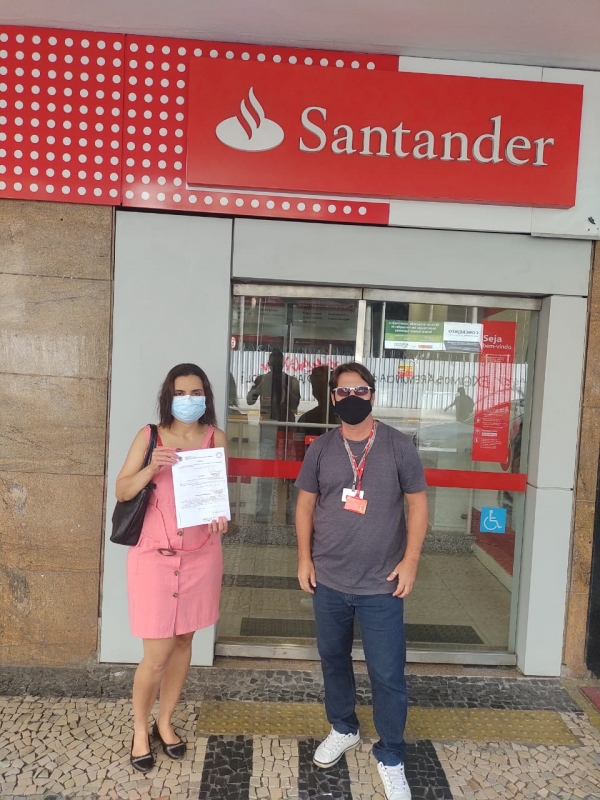 Daniele Barbosa Motta, do Santander, comemora a sua reintegração ao lado do diretor do Sindicato, Marcos Vicente