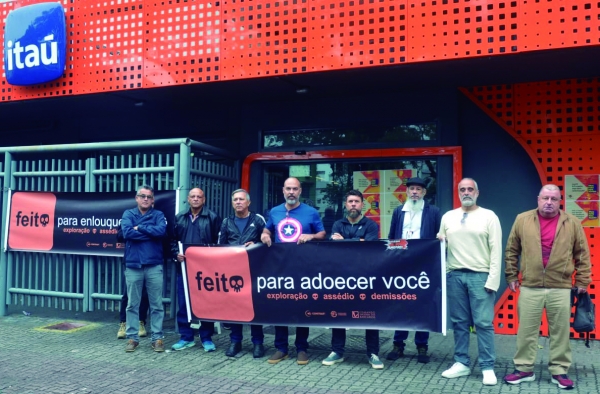 Populares leem o panfleto e a edição do Jornal Bancário durante o protesto do Sindicato do Rio, em Bonsucesso,  contra as demissões no Itaú. Funcionários do banco apoiaram a atividade dos dirigentes sindicais 