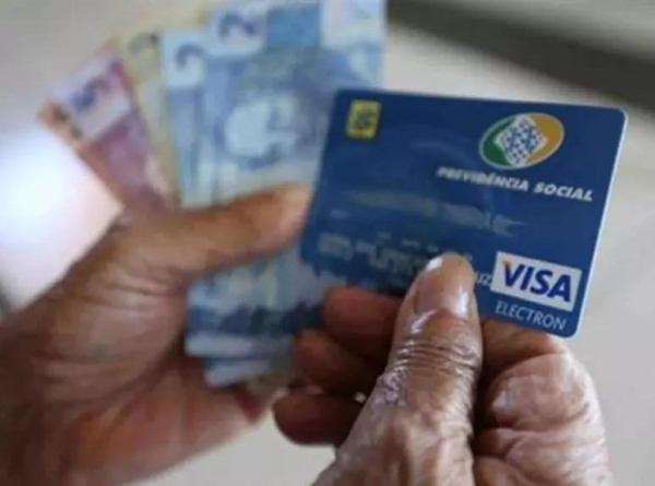 Beneficiários do INSS que ganham um salário mínimo serão os primeiros a receber a segunda parcela do 13⁰ salário 