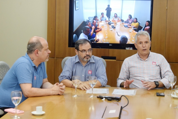 O vice-presidente da Contraf-CUT, Vinícius Assumpção, fala durante a cerimônia de assinatura do acordo. A seu lado o presidente do Sindicato, José Ferreira e o diretor de Bancos Públicos, Rogério Campanate. Foto: Nando Neves.