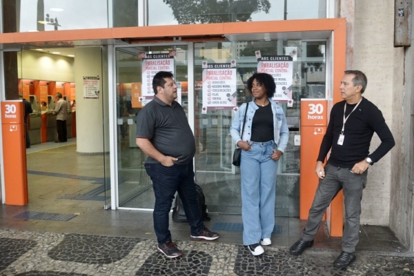 Diretores do Sindicato participam de protesto em agência do Itaú, como parte da Campanha Nacional Unificada