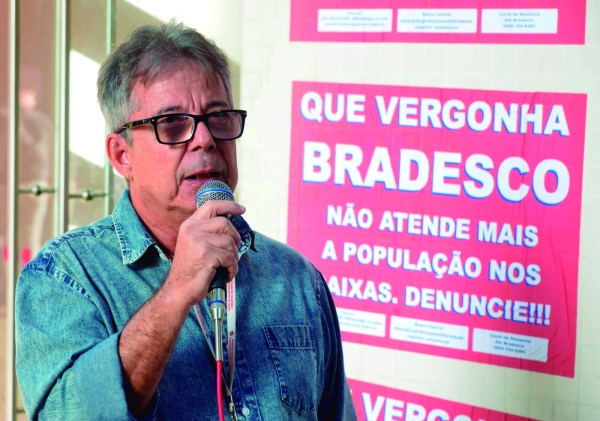 Geraldo Ferraz e demais diretores do coletivo dos bancários do Bradesco dialogaram com os funcionários  na Senador Dantas sobre a importância da luta em defesa do emprego e contra a pressão por metas