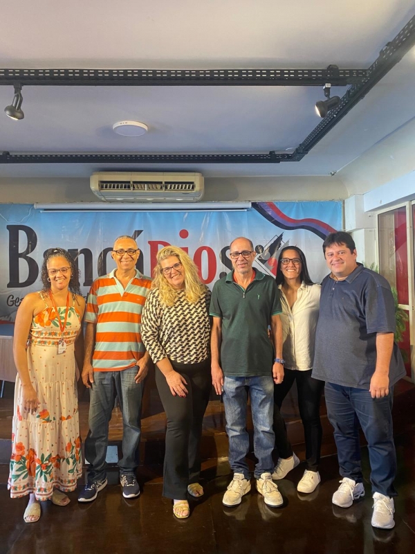 Patrícia da Cruz (terceira da esquerda para a direita) ficou feliz com sua reintegração e agradeceu o apoio que recebeu do Sindicato. O processo esteve aos cuidados da advogada Natália Miranda (segunda à direita) 