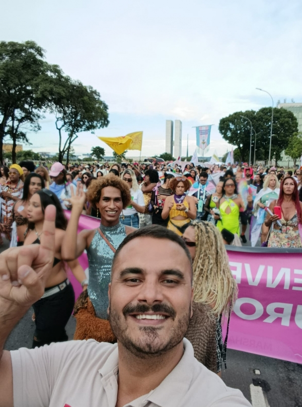 O coordenador do Coletivo LGBTQIA+ do Sindicato, Herbert Corr&ecirc;a, na Marsha Trans, em Bras&iacute;lia.