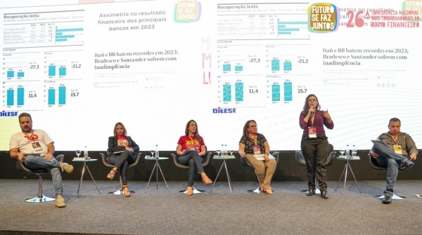 A mesa sobre Desempenheo dos Bancos, encerrou os debates de sábado da 26ª Conferência Nacional dos Trabalhadores do Ramo Financeiro, em São Paulo. Foto: Contraf-CUT. 