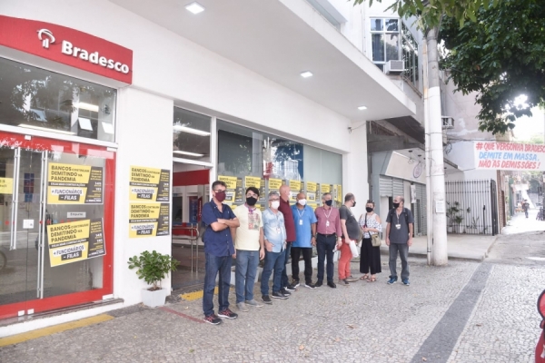 O Sindicato promete realizar novos protestos contra o fechamento de agências e demissões no Bradesco e para cobrar o direito dos clientes ao atendimento presencial nas unidades