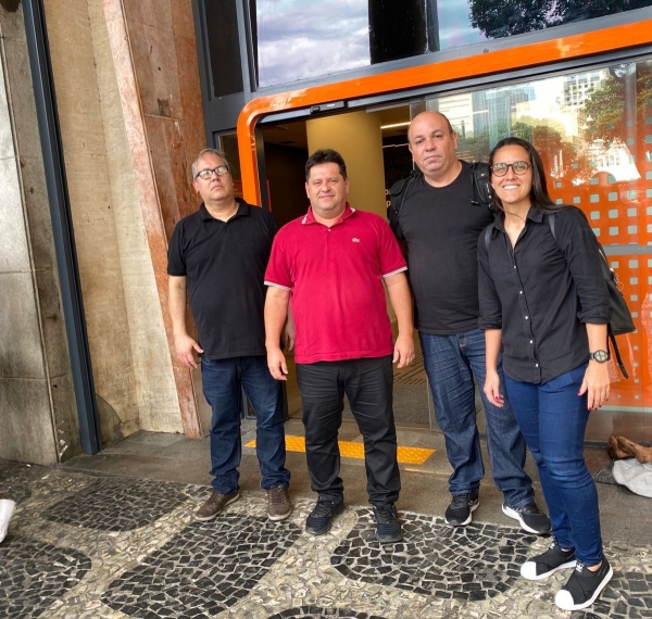 Lucas Guedes (segundo à direita) comemora sua reintegração ao lado dos diretores do Sindicato Celso Ferreira (Jurídico) e Edelson Figueiredo (Saúde) e da advogada Natália Miranda