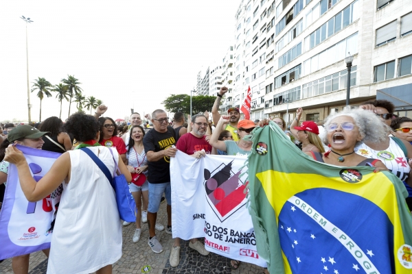 O presidente José Ferreira e outros dirigentes sindicais bancários na manifestação, em Copacabana, do último dia 21 de setembro: mobilização fez os parlamentares mudarem a pauta e priorizarem projetos de interesse dos trabalhadores. Á direita, Jô Araújo com a bandeira do Brasil 