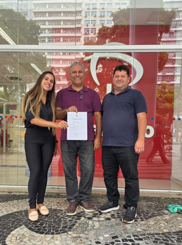 A advogada Ana Paula (E), o banc&aacute;rio Lindomar Gomes dos Prazeres e o diretor executivo de Sa&uacute;de do Sindicato, Edelson Figueiredo, comemoram mais uma reintegra&ccedil;&atilde;o no Bradesco.