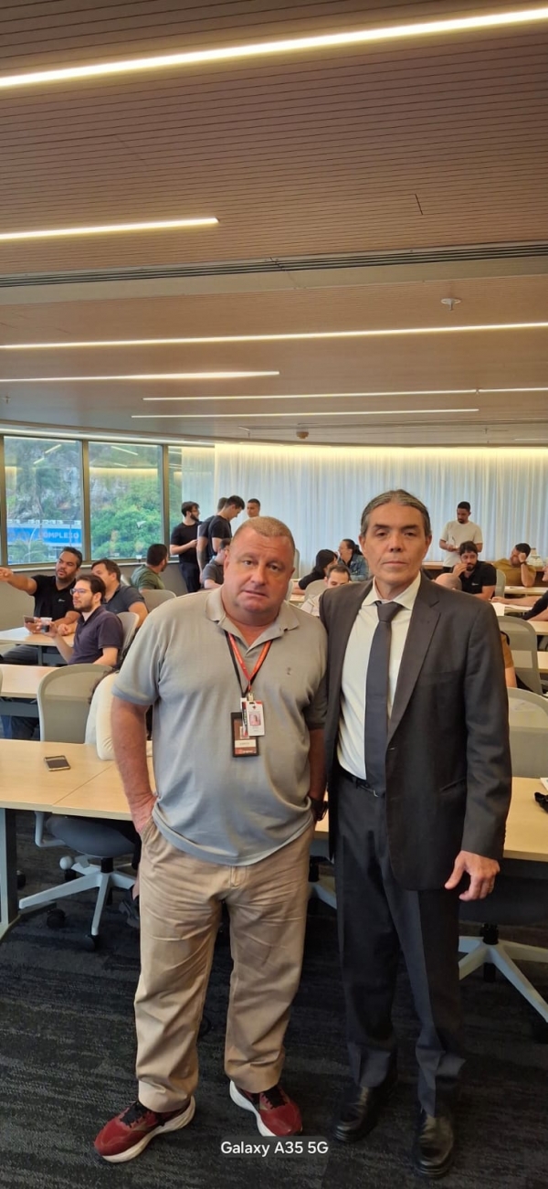 O diretor do Sindicato, Sérgio Menezes e o assessor jurídico da diretoria do Sindicato, Márcio Cordero. Foto amadora.