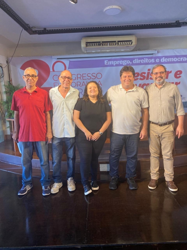 Sheila Nascimento entre os dirigentes sindicais, Renato Higino (E), Wanderlei Souza e Edelson Figueiredo, além do presidente do Sindicato José Ferreira (D)