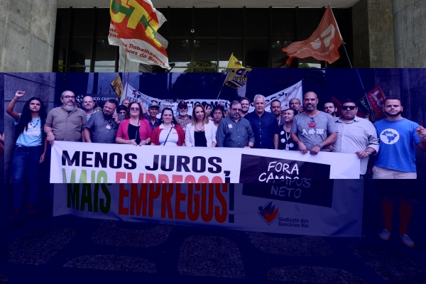 Dirigentes do Sindicato dos Bancários participaram do protesto contra os juros praticados pela direção do BC, em frente ao edifício da instituição, no Centro do Rio 