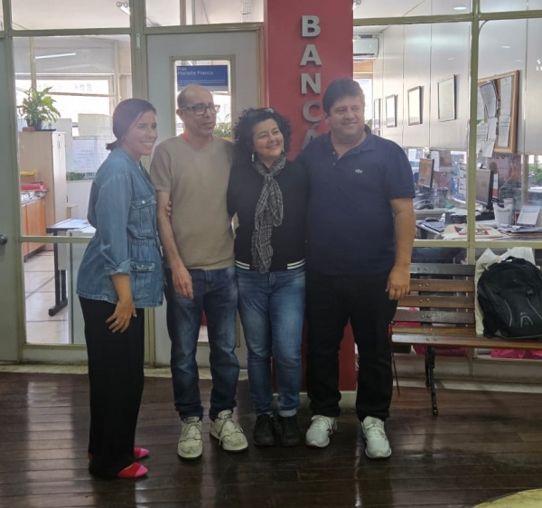 : Laureane Reis, do Bradesco, entre Edelson Figueiredo e Wanderlei Souza, comemora feliz a sua reintegração.