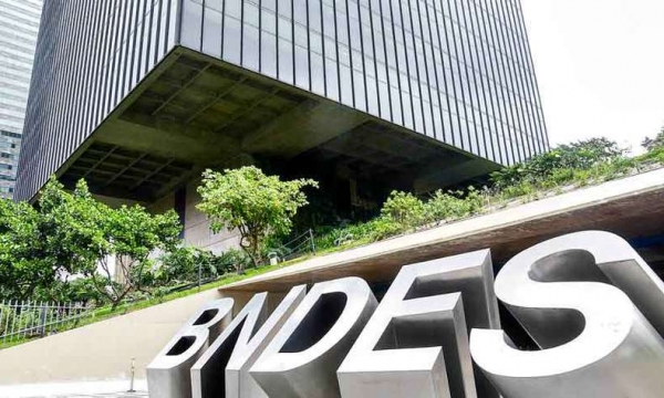 A direção do BNDES teve uma postura intransigente e arbitrária durante toda a campanha salarial dos funcionários, atacando os direitos dos trabalhadores e o movimento sindical