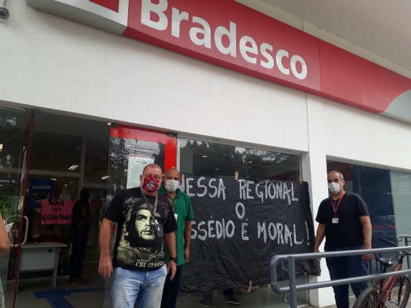 SEMPRE NA LUTA - Sérgio Menezes (E), Arlensen Tadeu e Sérgio Montanha foram conferir denúncias de assédio moral na agência Bradesco da Praça Jauru, em Jacarepaguá. A unidade faz parte da Regional Barra da Tijuca