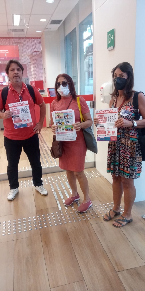 Dirigentes sindicais do coletivo do Santander protestam no Rio contra demissões e terceirizações: item sobre emprego não avançou nas negociações