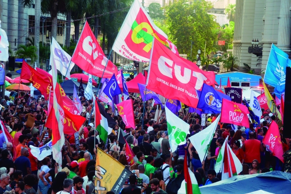 JUNTO COM VOCÊ - As centrais sindicais estão junto com os trabalhadores na campanha permanente pela aprovação da ampliação da isenção do IR, inclusive  alíquota zero para a PLR, e a redução da jornada sem diminuição de salários