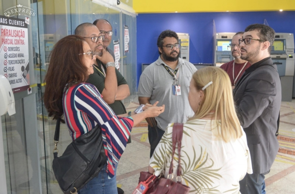 Dirigentes do Sindicato e da Comissão de Empresa conversam com o gestor durante a atividade