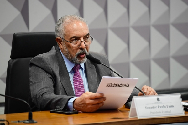 O Senador Paulo Paim (PT-RS) disse que o argumento que a redução da jornada sem diminuição dos salários gera desemprego é um mito