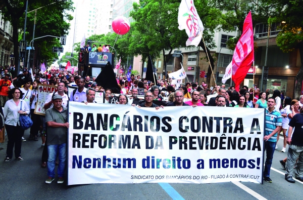 Em 2010 finda o segundo mandato de Lula, com avaliação positiva superior a 80%. Em 2011 assume Dilma Roussef. Crise econômica gera queda na popularidade e protestos. Reeleita em 2014, Dilma é derrubada por um golpe aprovado pelo Congresso, em 2016. Alegação: pedalada fiscal. Assume Michel Temer, seu vice e um dos articuladores do golpe. Promove privatizações, reforma trabalhista, congelamento de verbas públicas, cortes na saúde, cultura e educação. Greve geral e mobilizações impedem aprovação da reforma da Previdência. Apesar da corrupção, Temer se manteve no poder até 2018. Em 2019 toma posse Jair Bolsonaro e aprofunda ainda mais os ataques aos direitos da população e a submissão aos EUA.