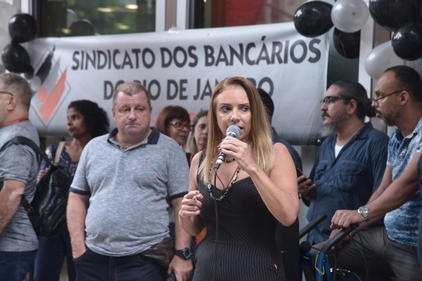 Presidenta do Sindicato, Adriana Nalesso, lembra da história de conquistas dos bancários e de lutas por justiça social e democracia