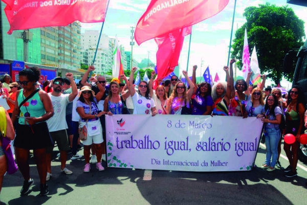  Sindicato no ato do 8 de mar&ccedil;o, em Copacabana e abaixo na tradicional foto do Sindicato junto com o presidente da entidade, Jos&eacute; Ferreira: h&aacute; muito o que conquistar