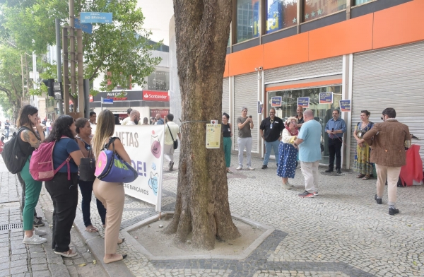 Atores participaram da manifestação e prestaram homenagem ao ex-ator e diretor da Cia de Emergência Teatral, já falecido, Marco Aurélio Hamellin. Foto: Nando Neves.