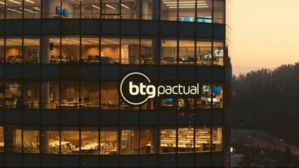 Segundo matérias publicadas na imprensa,  o BTG Pactual, banco brasileiro fundado por pelo ex-ministro da Economia Paulo Guedes e que tem hoje como um dos sócios majoritários, Guilherme Paes, irmão do prefeito do Rio Eduardo Paes, está entre as instituições financeiras investigadas por supostas informações privilegiadas antes do tarifaço de Donald Trump 