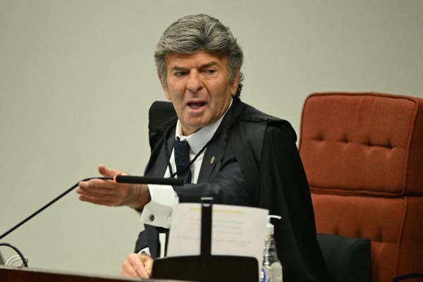 O ministro Fux foi um dos três minstros do STF a não sofrer sanções do governo dos EUA. Print do julgamento.