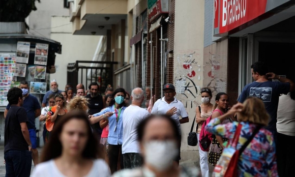 O Sindicato defende o agendamento para evitar as aglomerações nas agências bancárias, que colocam em risco a vida dos bancários, clientes e da população, como na agência Siqueira Campos, do Bradesco, em Copacabana