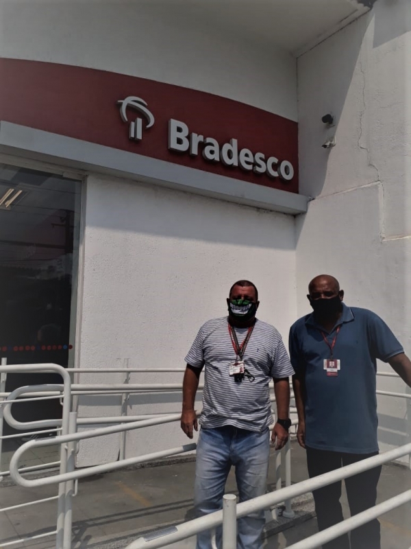 Sérgio Menezes e Arlensen Tadeu, sempre na linha de frente em defesa dos direitos dos bancários foram à região da Penha conferir denúncias de aglomeração em agências