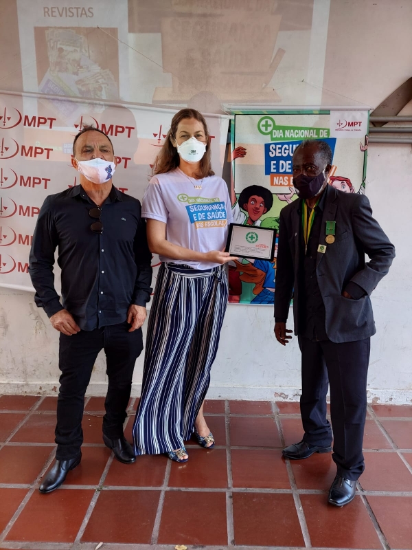 TODO APOIO ÀS CIPAS - Paulo Matileti (E) e Hildemar de Jesus entregam placa em homenagem à procuradora do MPE, Cirlene Luiza Zimmermann