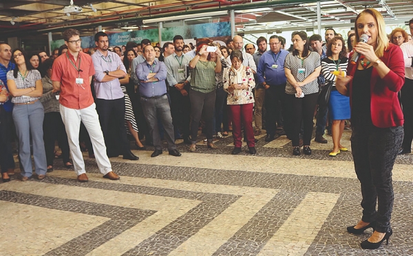 Adriana Nalesso, presidenta do Sindicato, fala durante a assembleia dos empregados do BNDES