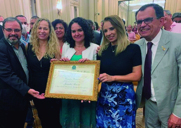 Juvandia Moreira recebe o título de cidadã Honorária do Município do Rio de Janeiro, acompanhada de José Ferreira (E), Kátia Branco, Adriana Nalesso e do vereador Reimont (PT)