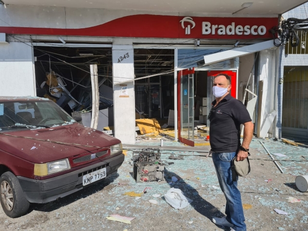 SINDICATO EM AÇÃO - Paulo Matileti, vice-presidente do Sindicato dos Bancários do Rio, foi ao local para saber da situação dos funcionários e do local de trabalho após a explosão de dois caixas eletrônicos da agência