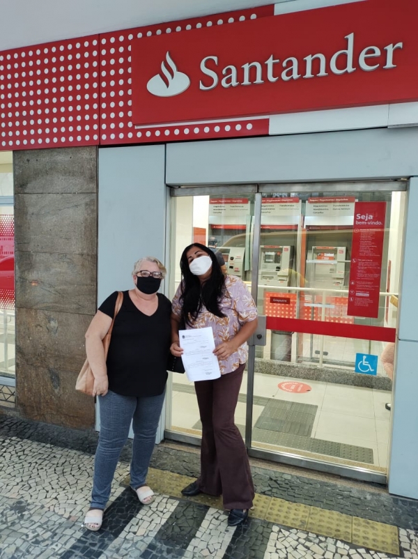 A secretária-geral do Sindicato, Cleyde Magno, à esquerda, acompanha a bancária na reintegração