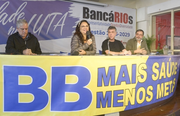 Rita Mota dirige a mesa de abertura. Foto: Nando Neves.