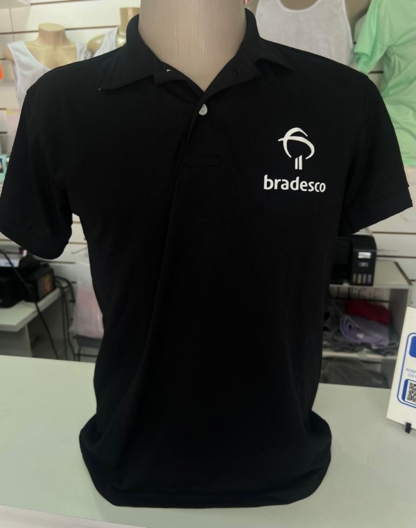 O Bradesco está constrangendo funcionários a usar camisa Polo com a logomarca do banco às sextas-feiras. O problema é que os bancários é que têm que arcar com o custo do uniforme 