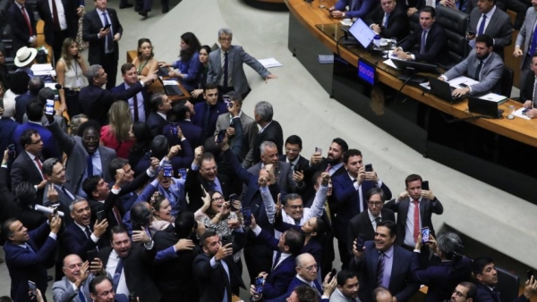 Parlamentares do Centrão, da direita e extrema-direita, inclusive bolsonaristas, derrubaram taxação sobre bancos e fintechs 