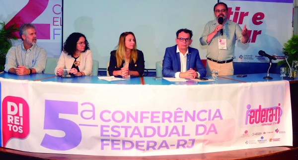 José Ferreira (de pé) disse que é preciso organizar a luta da categoria e de todos os trabalhadores diante do novo mundo  do trabalho com novas tecnologias e ataques aos direitos trabalhistas pela ultradireita. Ao lado, o deputado  federal Reimont (PT-RJ), Adriana Nalesso, Juvandia Moreira e o economista do Dieese, Paulo  Jagger  