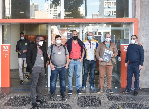 O Sindicato protestou contra o aumento das metas e do assédio moral e as demissões em massa no Itaú, situação agravada pelo novo programa GERA