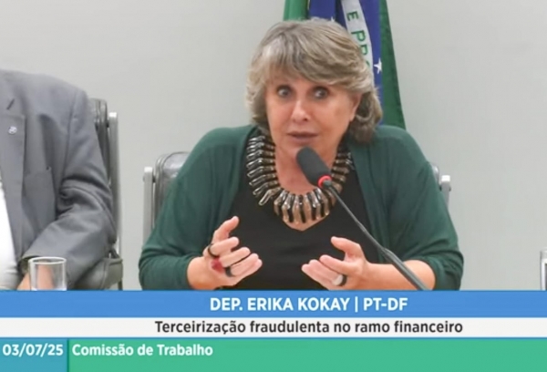 Deputada Érika Kokay (PT-DF) critica Santander por suas atitudes contra a categoria bancária, o movimento sindical e os clientes. Tratamento de foto: Nando Neves.