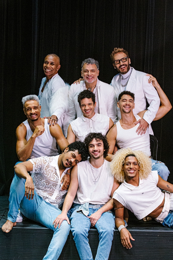 Elenco de &quot;O Legado- um Diálogo com Caio Fernando Abreu&quot;, em cartaz no Teatro Arena do Sesc-Copacabana. Foto: Rodrigo Menezes/Divulgação.