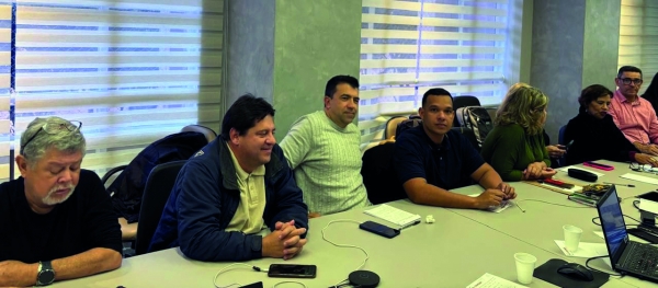Representantes da categoria cobraram do Itaú, na reunião do GT Saúde, respeito aos bancários que adoecem em função da própria gestão de metas do banco. Edelson Figueiredo (segundo, à esquerda) participou da negociação